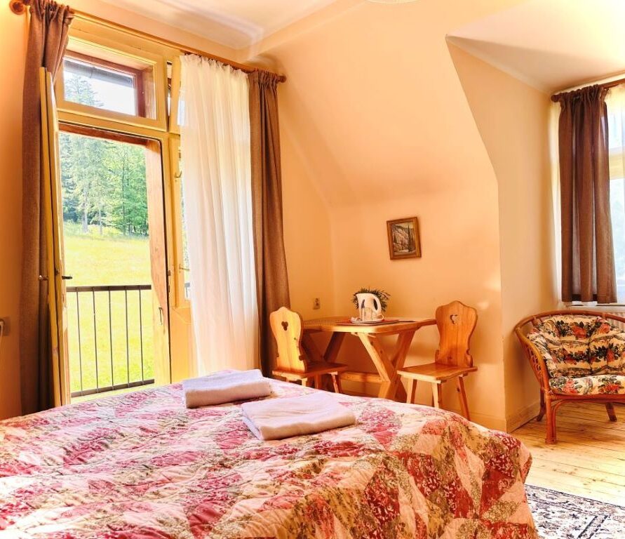 Double room with double or single beds to choose from. Bathroom en suite