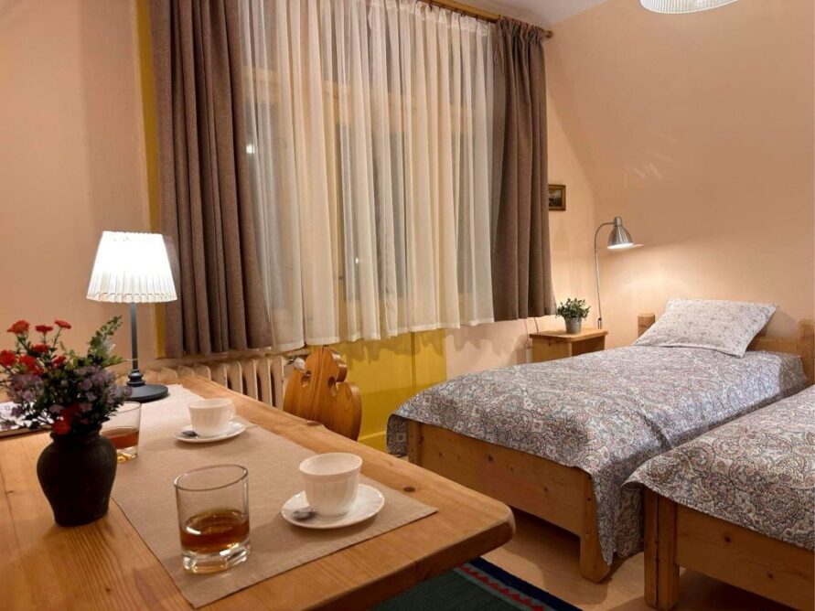 Two rooms with double and 2 single beds