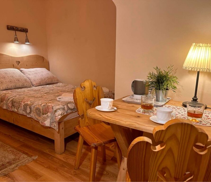 Small single room with double bed balcony and bathroom w/shower